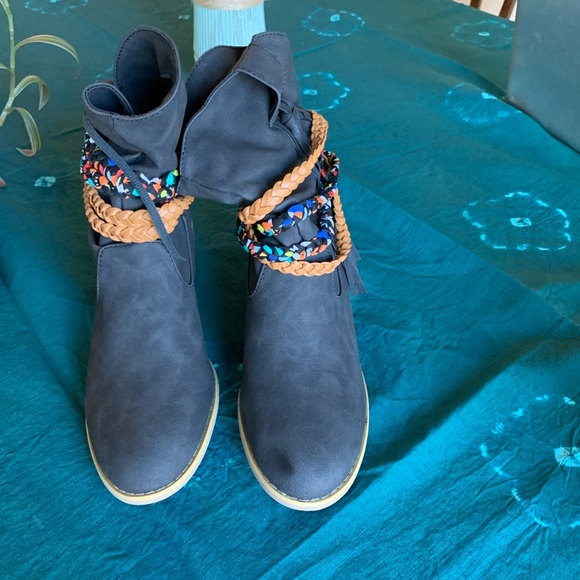 NWOB Black boho western booties. Never worn. Fashion shoe house. Size 6 - Picture 4 of 6